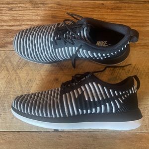 Nike women size 8.5 fly knit shoes BRAND NEW